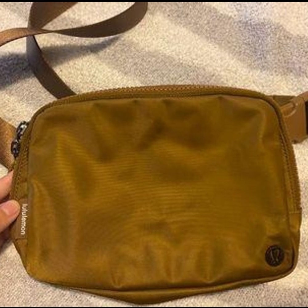Lululemon belt bag 2L Took tags off and never actually used it